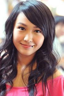 明星汤怡,璀璨星途，优雅绽放