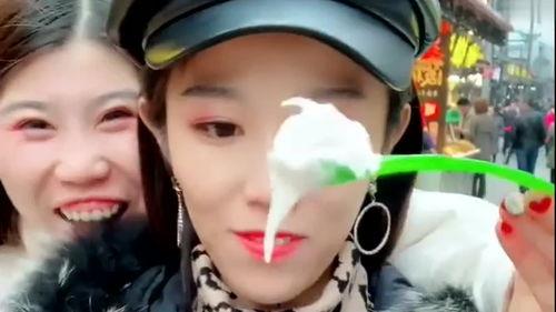 网红妹妹吃冰激凌,冰激凌诱惑来袭