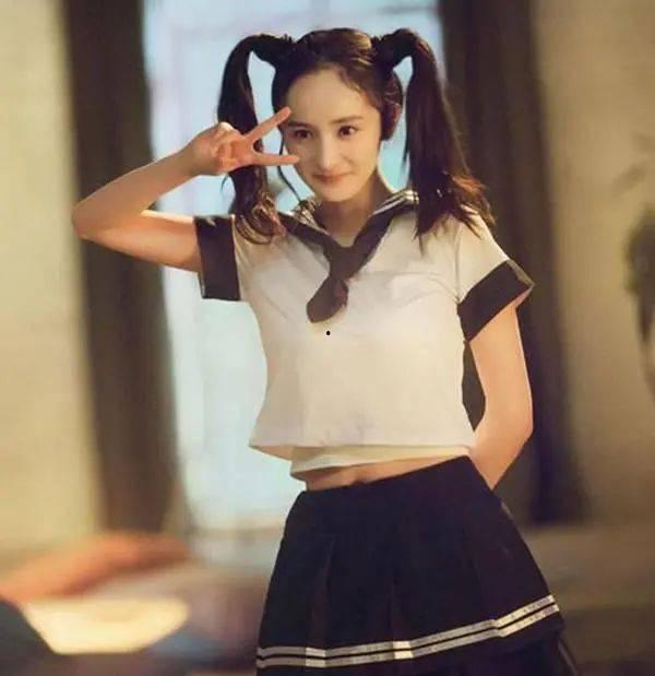 女明星校服走光,女明星意外走光，校园风瞬间引爆网络